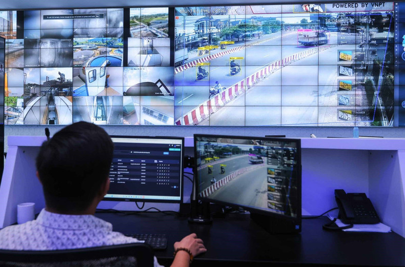 El Centro de Operaciones Inteligentes (COI) de la provincia de Binh Duong desempeña diversas funciones, como el análisis de datos socioeconómicos, la supervisión de la eficiencia de las operaciones del gobierno local y los servicios públicos, y la gestión y resolución de infracciones de tránsito, entre otras. El Centro de Operaciones Inteligentes (COI) de la provincia de Binh Duong desempeña diversas funciones, como el análisis de datos socioeconómicos, la supervisión de la eficiencia de las operaciones del gobierno local y los servicios públicos, y la gestión y resolución de infracciones de tránsito, entre otras.
