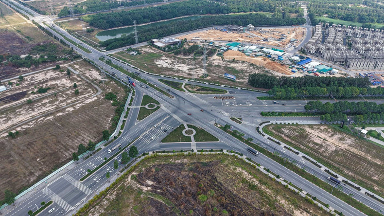 Se están desarrollando varias arterias viales clave para promover el comercio y conectar zonas industriales con estándares internacionales. Se están desarrollando varias arterias viales clave para promover el comercio y conectar zonas industriales con estándares internacionales.