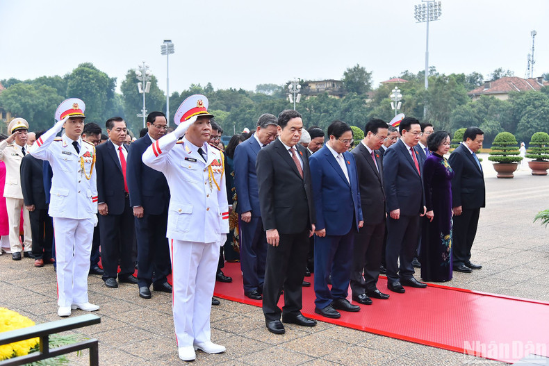 El Presidente Vo Van Thuong, el Primer Ministro Pham Minh Chinh, el Presidente del Legislativo Vuong Dinh Hue y los diputados de la AN se inclinan en señal de respeto ante el líder del pueblo. El Presidente Vo Van Thuong, el Primer Ministro Pham Minh Chinh, el Presidente del Legislativo Vuong Dinh Hue y los diputados de la AN se inclinan en señal de respeto ante el líder del pueblo.