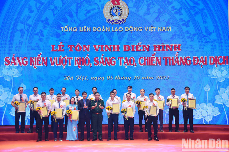 El teniente general Nguyen Van Gau, subjefe de la Dirección General de Política del Ejército Popular de Vietnam; Ngo Duy Hieu, vicepresidente de la Confederación General del Trabajo, y 18 individuos innovadores con excelentes iniciativas. El teniente general Nguyen Van Gau, subjefe de la Dirección General de Política del Ejército Popular de Vietnam; Ngo Duy Hieu, vicepresidente de la Confederación General del Trabajo, y 18 individuos innovadores con excelentes iniciativas.