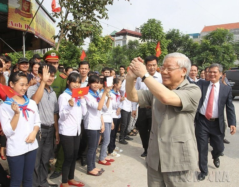 El secretario general Nguyen Phu Trong asiste a la fiesta de gran unidad nacional en la zona residencial de Trai Trang, distrito de Yen My, provincia de Hung Yen, el 10 de noviembre de 2013.