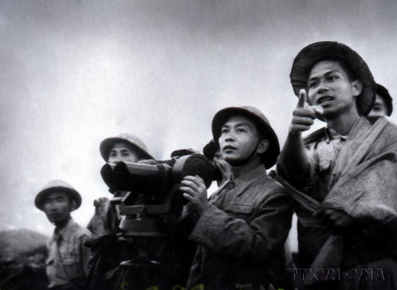 El General Vo Nguyen Giap observa el campo de batalla de Dien Bien Phu el 3 de enero, por última vez, antes de dar la orden de abrir fuego. (Foto: VNA)