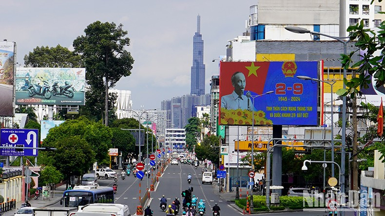 Todas las carreteras que conducen al centro de la urbe están decoradas con banderas, pancartas, carteles y flores para conmemorar la gran fiesta nacional. Todas las carreteras que conducen al centro de la urbe están decoradas con banderas, pancartas, carteles y flores para conmemorar la gran fiesta nacional.