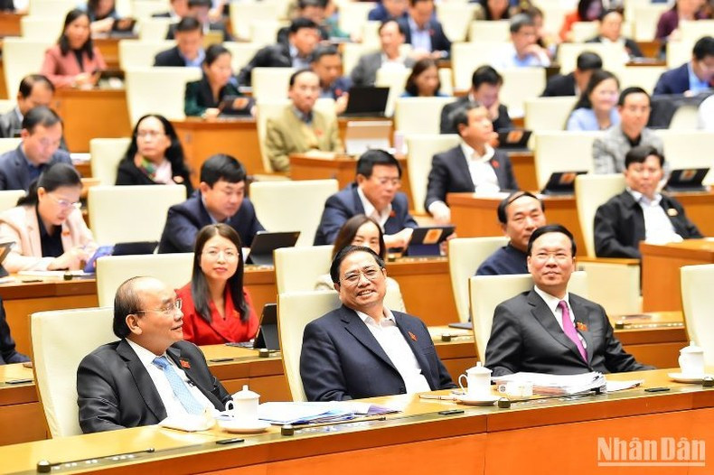 El presidente Nguyen Xuan Phuc, el primer ministro Pham Minh Chinh, el miembro permanente del Secretariado del Comité Central del Partido Comunista, Vo Van Thuong, asisten a la sesión. El presidente Nguyen Xuan Phuc, el primer ministro Pham Minh Chinh, el miembro permanente del Secretariado del Comité Central del Partido Comunista, Vo Van Thuong, asisten a la sesión.
