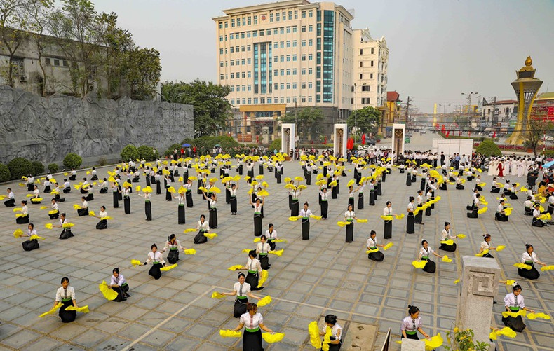 Presentación de danzas folclóricas en el Monumento a la Victoria de Dien Bien Phu. Presentación de danzas folclóricas en el Monumento a la Victoria de Dien Bien Phu.