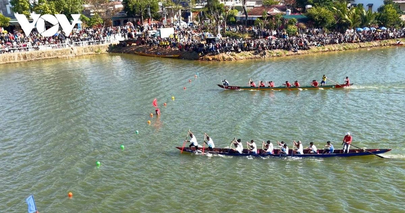 La competición final la disputan equipos de la comuna de Binh Hoa y el ganador es el de la aldea 2 (el de la camiseta blanca). La competición final la disputan equipos de la comuna de Binh Hoa y el ganador es el de la aldea 2 (el de la camiseta blanca).