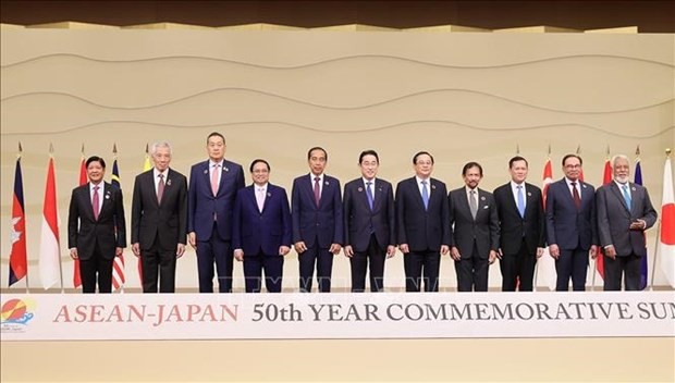 El primer ministro japonés, Kishida Fumio, y los jefes de las delegaciones de la Asean en la Cumbre Conmemorativa (Foto: VNA)