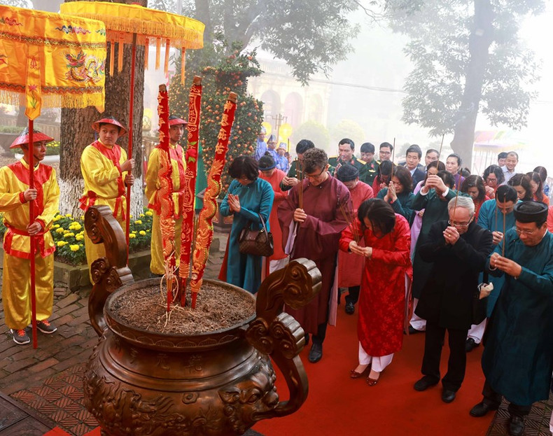 Realizan el ritual de liberación de carpas para adorar a Ong Cong, Ong Tao en la Ciudadela Imperial de Thang Long.