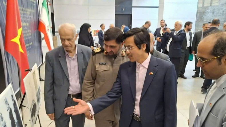 El embajador vietnamita en Irán, Nguyen Luong Ngoc y funcionarios iraníes en el evento (Foto: Embajada de Vietnam en Irán)