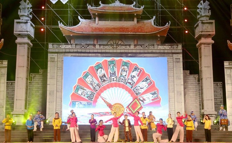 El canto folclórico Bai Choi, ejecutado por artesanos y artistas de la provincia de Quang Nam, atrae la atención de la audiencia. El canto folclórico Bai Choi, ejecutado por artesanos y artistas de la provincia de Quang Nam, atrae la atención de la audiencia.