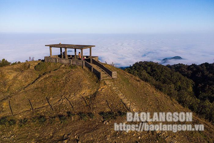 Turistas junto al mar de nubes blancas