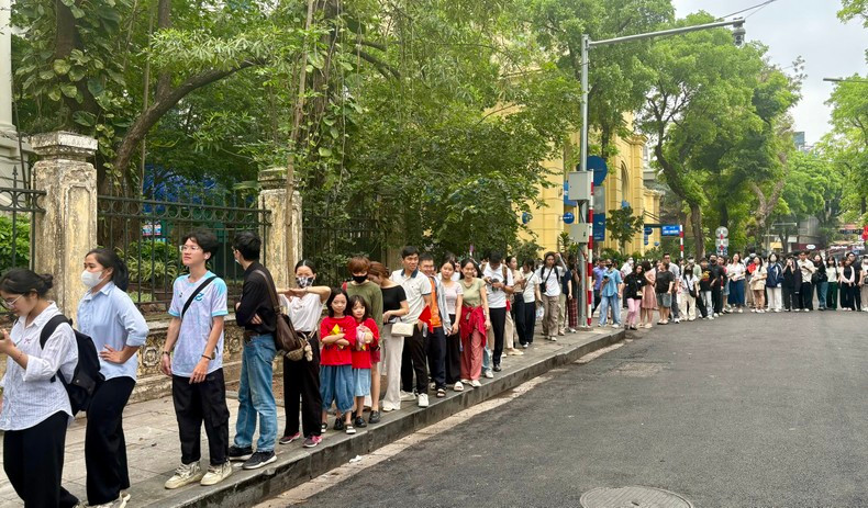 La mañana del 27 de abril, las hermanas Linh Chi y An Nhien, vestidas con camisetas de la bandera roja y estrellas amarillas, esperan su turno para recibir la publicación informativa especial del periódico Nhan Dan. La mañana del 27 de abril, las hermanas Linh Chi y An Nhien, vestidas con camisetas de la bandera roja y estrellas amarillas, esperan su turno para recibir la publicación informativa especial del periódico Nhan Dan.