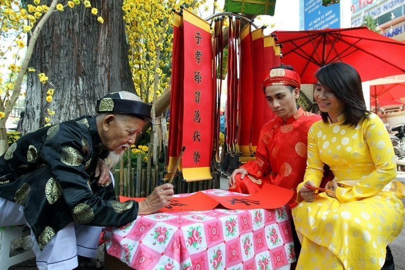 Jóvenes piden letras caligráficas en Ciudad Ho Chi Minh para rezar por la buena suerte a principios del año nuevo lunar. Jóvenes piden letras caligráficas en Ciudad Ho Chi Minh para rezar por la buena suerte a principios del año nuevo lunar.