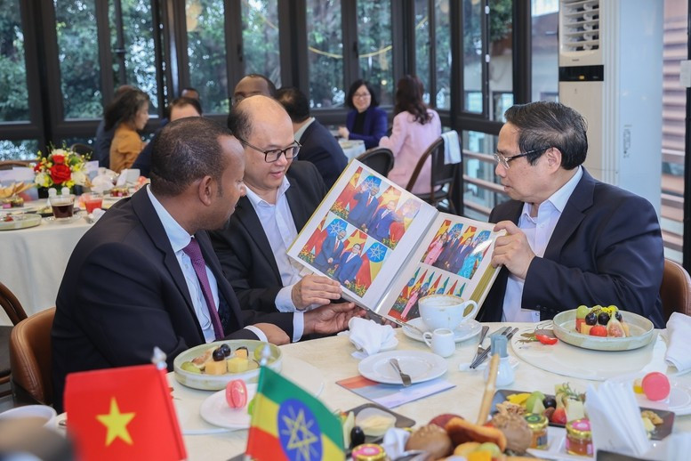 El jefe de Gobierno vietnamita, Pham Minh Chinh, presenta imágenes de la visita del premier etíope a Vietnam. El jefe de Gobierno vietnamita, Pham Minh Chinh, presenta imágenes de la visita del premier etíope a Vietnam.