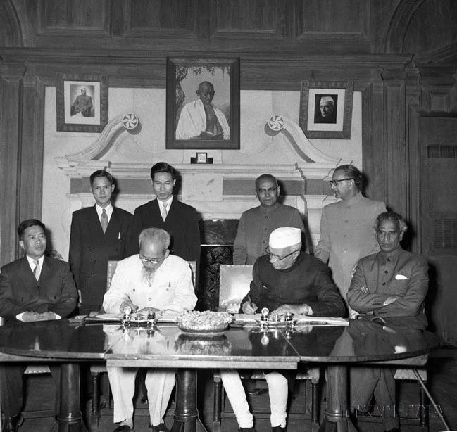 El 7 de febrero de 1958, en Nueva Delhi, el Presidente Ho Chi Minh y el primer ministro indio Jawaharlal Nehru firmaron la Declaración Conjunta Vietnam-India. El 7 de febrero de 1958, en Nueva Delhi, el Presidente Ho Chi Minh y el primer ministro indio Jawaharlal Nehru firmaron la Declaración Conjunta Vietnam-India.