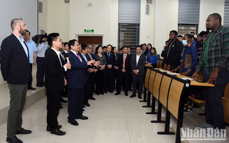 Premier vietnamita en una clase de cultura internacional donde asisten muchos estudiantes extranjeros. Premier vietnamita en una clase de cultura internacional donde asisten muchos estudiantes extranjeros.