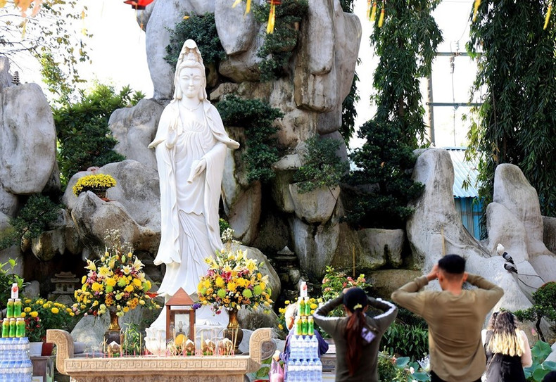 La gente de Ciudad Ho Chi Minh va a las pagodas el día de Año Nuevo.