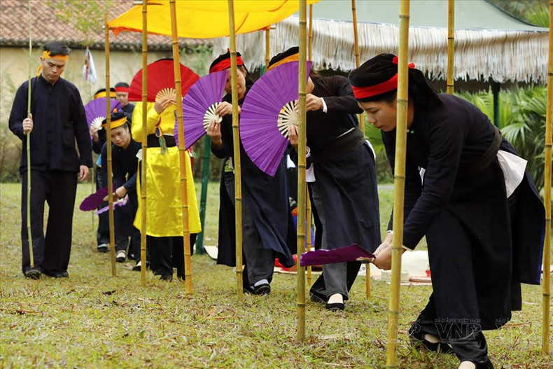 La etnia Tay realiza diferentes danzas de abanicos según los rituales y ceremonias, pero todas tienen en común que el bailarín debe dar tres vueltas alrededor del área de la ceremonia. La etnia Tay realiza diferentes danzas de abanicos según los rituales y ceremonias, pero todas tienen en común que el bailarín debe dar tres vueltas alrededor del área de la ceremonia.