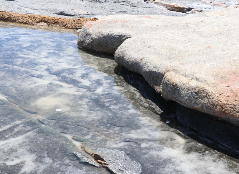 La sal cristaliza en la roca.