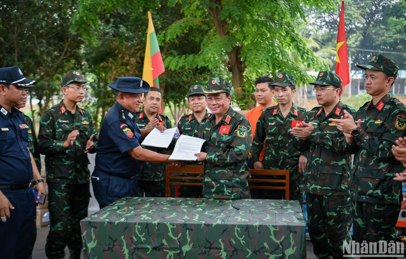 Ejército Popular de Vietnam entrega ayuda material a Myanmar ảnh 1 Ejército Popular de Vietnam entrega ayuda material a Myanmar ảnh 1