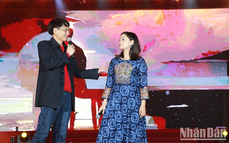 Los poetas Lu Mai y Nguyen Minh Cuong participan en la presentación de jóvenes poetas. Los poetas Lu Mai y Nguyen Minh Cuong participan en la presentación de jóvenes poetas.