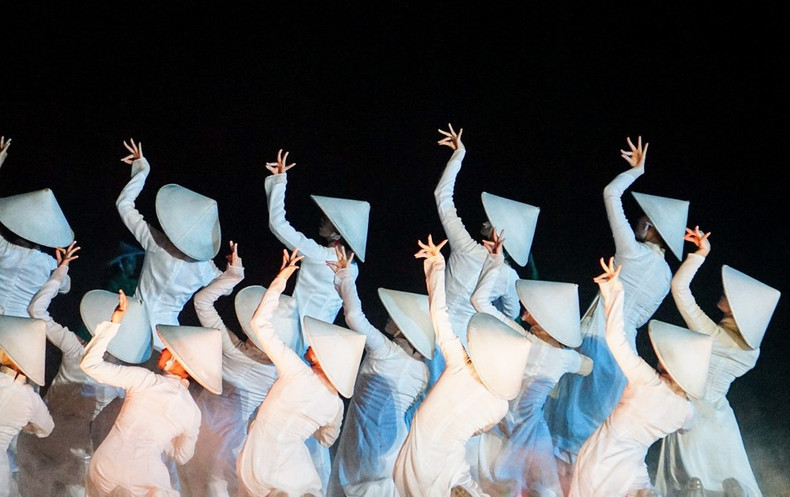 El acto final cierra con la belleza de una mujer vietnamita, cercana y querida, que recrea la Hoi An actual, aún antigua pero con un aliento moderno. El acto final cierra con la belleza de una mujer vietnamita, cercana y querida, que recrea la Hoi An actual, aún antigua pero con un aliento moderno.