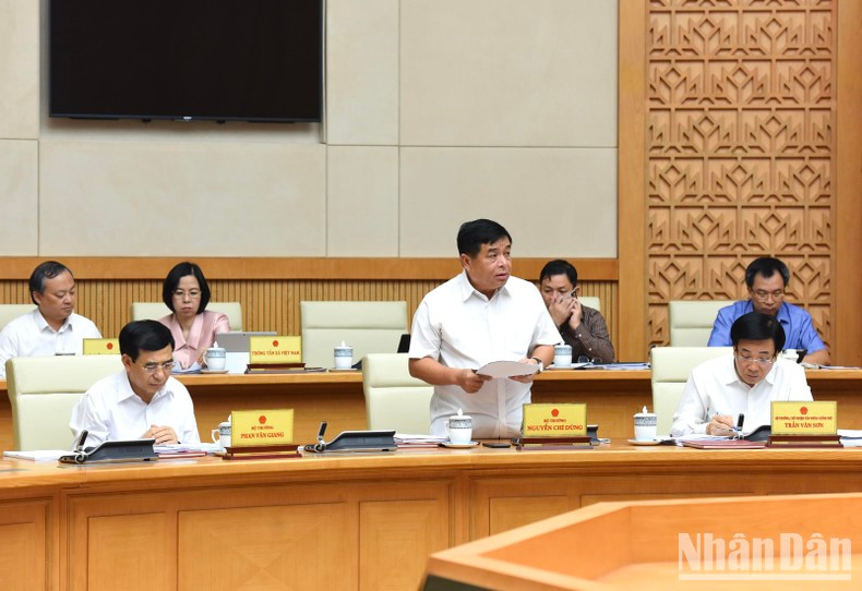 El ministro de Planificación e Inversión, Nguyen Chi Dung, informa sobre la situación socioeconómica.