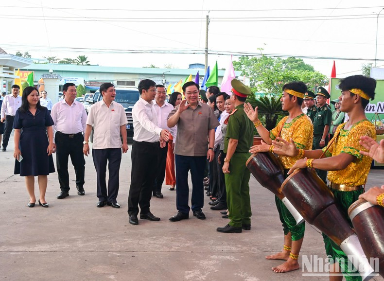 El máximo dirigente legislativo vietnamita asiste al programa artístico en saludo al 65 aniversario del Día Tradicional de la Guardia Fronteriza en el distrito de Ben Cau. El máximo dirigente legislativo vietnamita asiste al programa artístico en saludo al 65 aniversario del Día Tradicional de la Guardia Fronteriza en el distrito de Ben Cau.