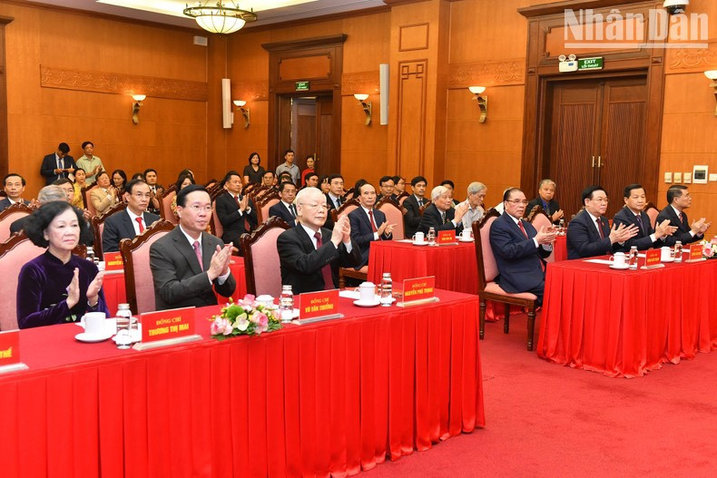 Nguyen Phu Trong, Nong Duc Manh y los dirigentes del Partido y el Estado en el acto. Nguyen Phu Trong, Nong Duc Manh y los dirigentes del Partido y el Estado en el acto.