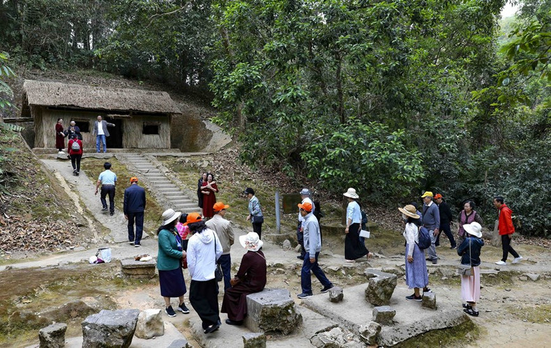 Turistas visitan la choza de trabajo del General Vo Nguyen Giap en las reliquias del cuartel general del Comando de Campaña de Dien Bien Phu. (Foto: VNA)