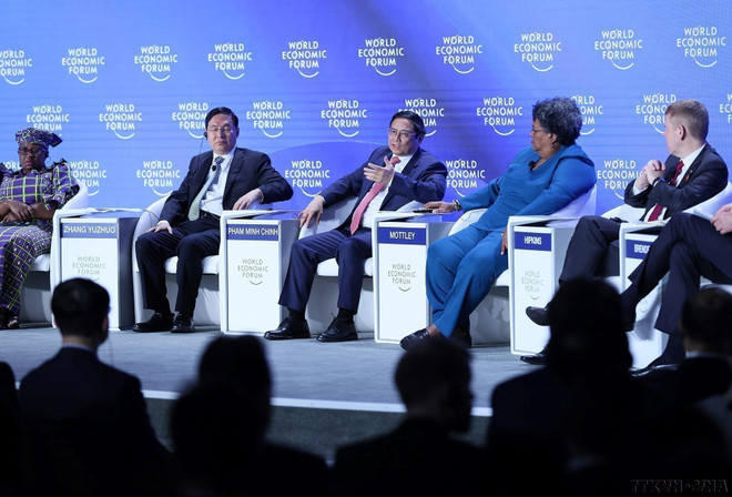 El primer ministro Pham Minh Chinh compartió las experiencias y lecciones de Vietnam en el proceso de lucha contra la pandemia, la recuperación y el fortalecimiento del desarrollo económico en la sesión de debates "Enfrentando vientos en contra: Reiniciar el crecimiento en medio de la fragilidad", en el Foro Económico Mundial (FEM), en la ciudad china de Tianjin, el 27 de junio de 2023. (Foto: VNA) El primer ministro Pham Minh Chinh compartió las experiencias y lecciones de Vietnam en el proceso de lucha contra la pandemia, la recuperación y el fortalecimiento del desarrollo económico en la sesión de debates "Enfrentando vientos en contra: Reiniciar el crecimiento en medio de la fragilidad", en el Foro Económico Mundial (FEM), en la ciudad china de Tianjin, el 27 de junio de 2023. (Foto: VNA)