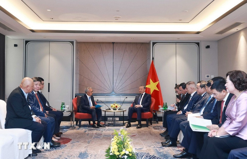 El secretario general del Partido Comunista de Vietnam, To Lam, recibe a Budiarsa Sastrawinata, director ejecutivo del Grupo Ciputra de Indonesia. (Foto: Thong Nhat/VNA) El secretario general del Partido Comunista de Vietnam, To Lam, recibe a Budiarsa Sastrawinata, director ejecutivo del Grupo Ciputra de Indonesia. (Foto: Thong Nhat/VNA)