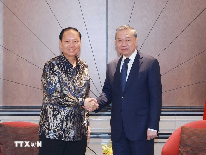 El secretario general del Partido Comunista de Vietnam, To Lam, y Oey Alfred, director del Grupo Sungai Budi. (Foto: Thong Nhat/VNA) El secretario general del Partido Comunista de Vietnam, To Lam, y Oey Alfred, director del Grupo Sungai Budi. (Foto: Thong Nhat/VNA)