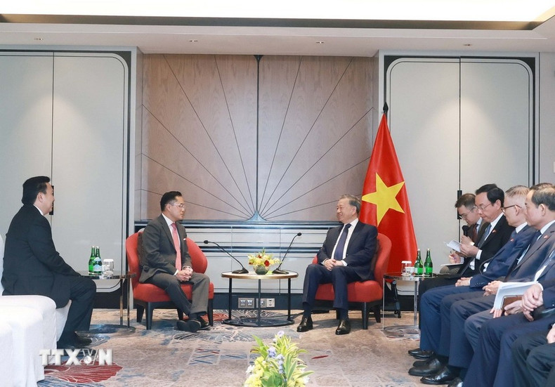 El secretario general del Partido Comunista de Vietnam, To Lam, recibe a Patrick Walujo, director general y presidente de Gojek Group y Garibaldi Thohir, presidente de la empresa PT Alamtri Resources. (Foto: Thong Nhat/VNA) El secretario general del Partido Comunista de Vietnam, To Lam, recibe a Patrick Walujo, director general y presidente de Gojek Group y Garibaldi Thohir, presidente de la empresa PT Alamtri Resources. (Foto: Thong Nhat/VNA)