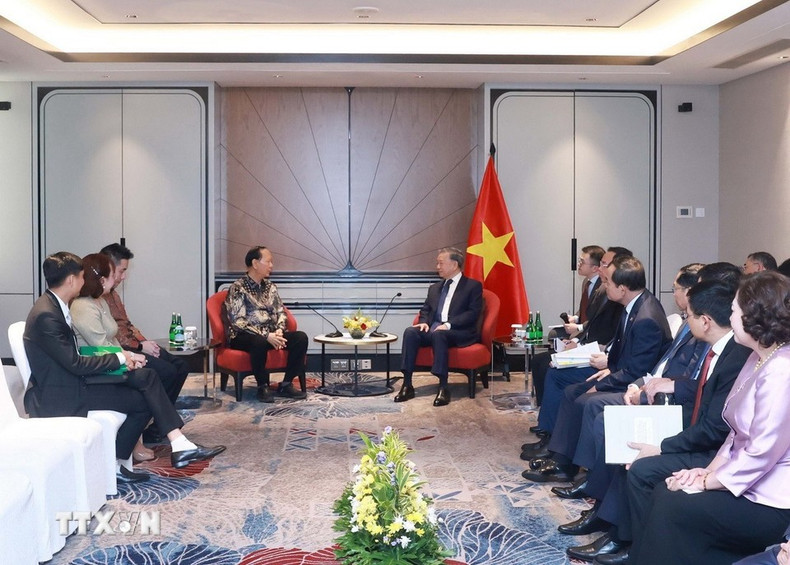 El secretario general del Partido Comunista de Vietnam, To Lam, y Oey Alfred, director del Grupo Sungai Budi. (Foto: Thong Nhat/VNA) El secretario general del Partido Comunista de Vietnam, To Lam, y Oey Alfred, director del Grupo Sungai Budi. (Foto: Thong Nhat/VNA)