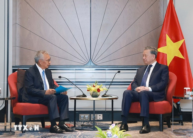 El secretario general del Partido Comunista de Vietnam, To Lam, recibe a Budiarsa Sastrawinata, director ejecutivo del Grupo Ciputra de Indonesia. (Foto: Thong Nhat/VNA) El secretario general del Partido Comunista de Vietnam, To Lam, recibe a Budiarsa Sastrawinata, director ejecutivo del Grupo Ciputra de Indonesia. (Foto: Thong Nhat/VNA)