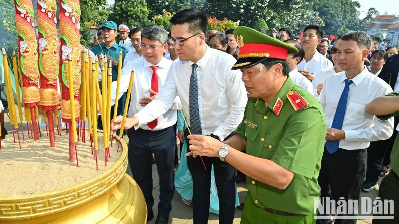 Los dirigentes y numerosos funcionarios y pobladores de Ciudad Ho Chi Minh ofrecen incienso en memoria de los héroes y mártires. Los dirigentes y numerosos funcionarios y pobladores de Ciudad Ho Chi Minh ofrecen incienso en memoria de los héroes y mártires.