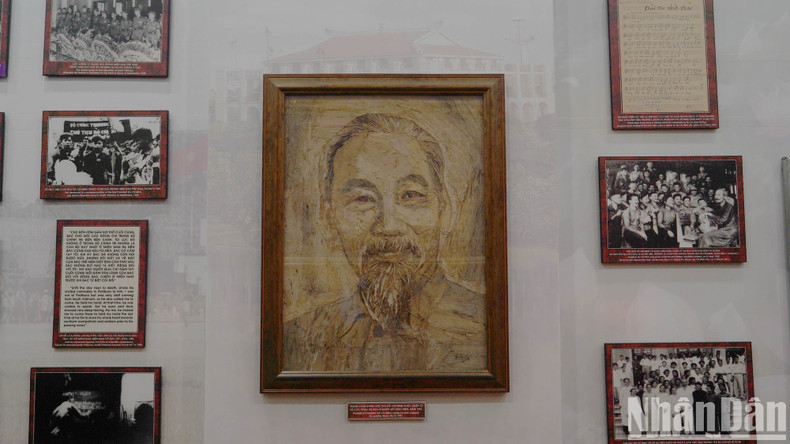 En el interior del museo se exhiben pinturas, fotos, recuerdos y objetos que llevan la marca del líder del pueblo vietnamita. En el interior del museo se exhiben pinturas, fotos, recuerdos y objetos que llevan la marca del líder del pueblo vietnamita.
