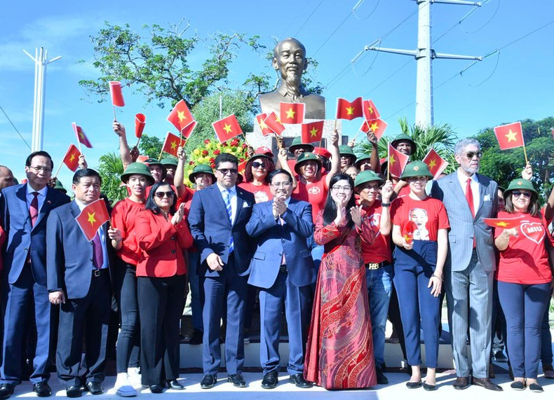 El premier vietnamita, Pham Minh Chinh, su esposa y delegados en el Monumento al Presidente Ho Chi Minh en la capital Santo Domingo. (Foto: Nhan Dan) El premier vietnamita, Pham Minh Chinh, su esposa y delegados en el Monumento al Presidente Ho Chi Minh en la capital Santo Domingo. (Foto: Nhan Dan)