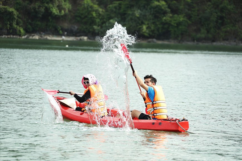 Turistas exploran la bahía en kayak