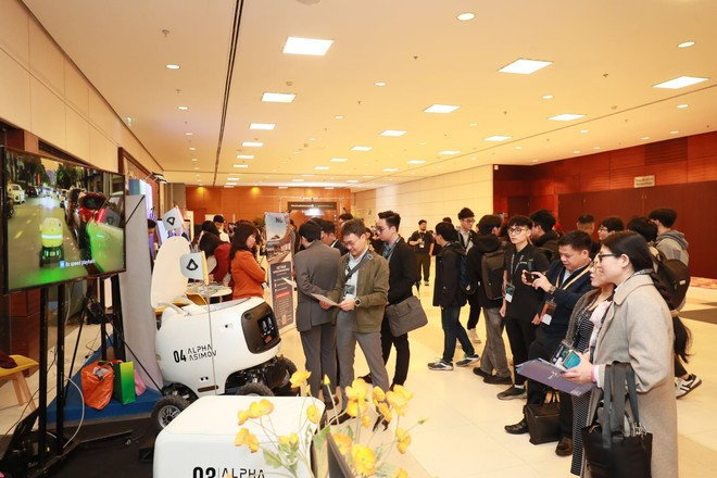 La Conferencia AISC 2025 atrae a más de 50 stands de tecnología de empresas nacionales e internacionales, que demostran nuevos productos e iniciativas tecnológicas en los campos de la IA y los semiconductores. (Foto: VNA)