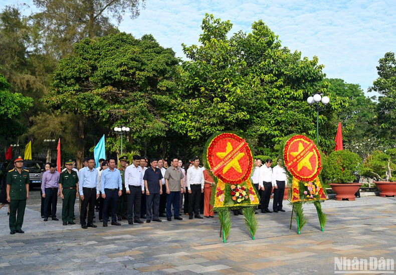 El titular de la Asamblea Nacional vietnamita, Vuong Dinh Hue, y los delegados ofrecen inciensos en el Cementerio de los Mártires de la Colina 82.