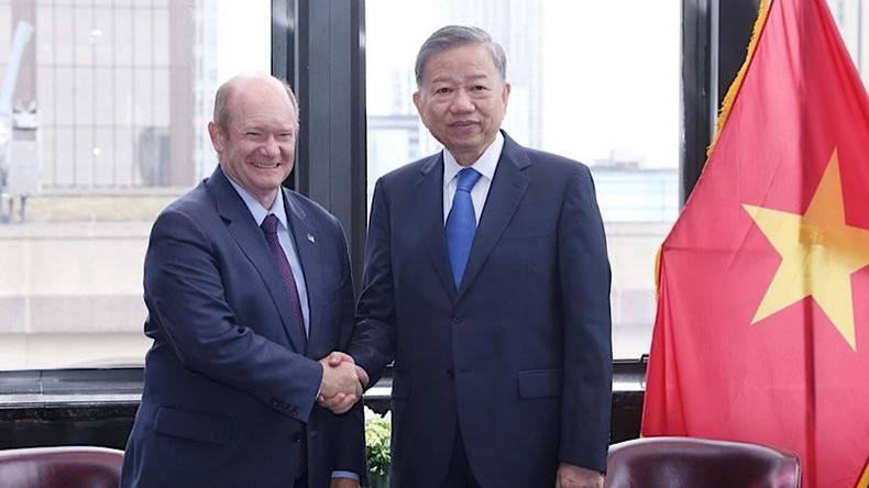 El secretario general del PCV y presidente de Vietnam, To Lam, se reúne con el senador estadounidense, Chris Coons. El secretario general del PCV y presidente de Vietnam, To Lam, se reúne con el senador estadounidense, Chris Coons.