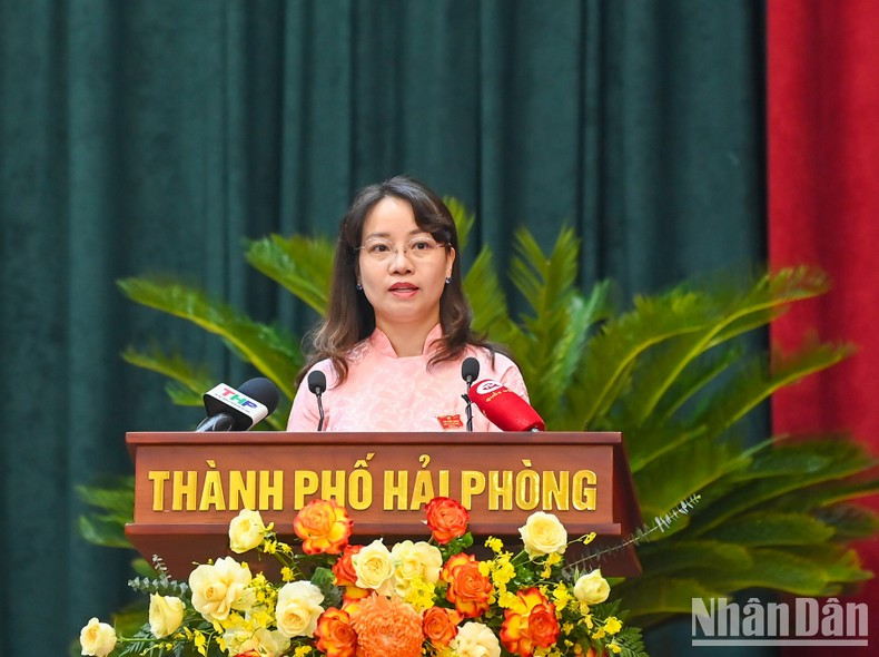 La secretaria del Comité del Partido del distrito de An Duong, Tran Thi Quynh Trang, hace una presentación en el evento.