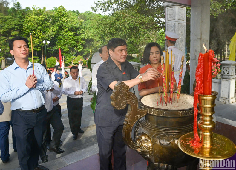 El secretario general y jefe de la Oficina Parlamentaria, Bui Van Cuong, y la jefa de la Comisión de Asuntos de Diputados del Comité Permanente del Parlamento, Nguyen Thi Thanh, en el evento.