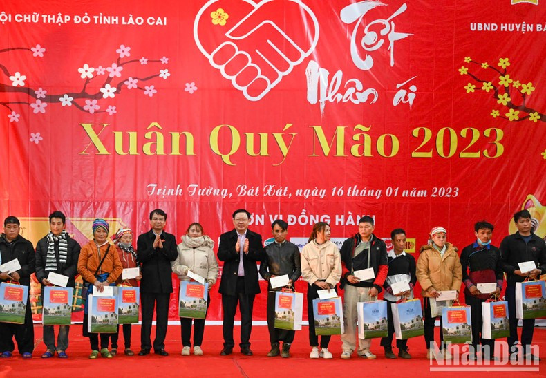 Dinh Hue y el secretario del Comité provincial del Partido de Lao Cai, Dang Xuan Phong, entregan regalos del Tet a personas con desventajas económicas. Dinh Hue y el secretario del Comité provincial del Partido de Lao Cai, Dang Xuan Phong, entregan regalos del Tet a personas con desventajas económicas.