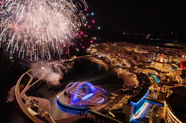 El espectáculo nocturno de fuegos artificiales en el Pueblo del Atardecer deslumbra a los espectadores El espectáculo nocturno de fuegos artificiales en el Pueblo del Atardecer deslumbra a los espectadores