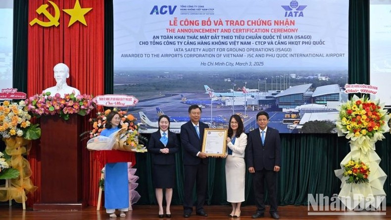 El representante de la IATA entrega el certificado Isago a los directivos del aeropuerto internacional de Phu Quoc. El representante de la IATA entrega el certificado Isago a los directivos del aeropuerto internacional de Phu Quoc.