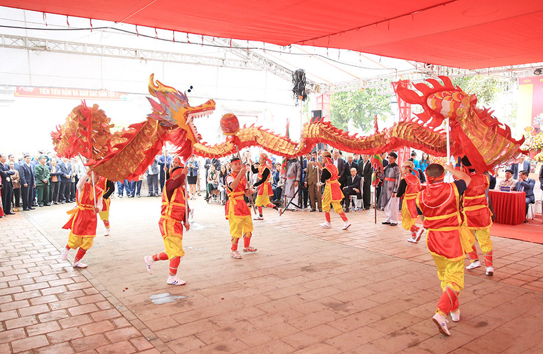 La actividad tiene como objetivo homenajear los grandes méritos de Chu Dong Tu, uno de los "Cuatro Inmortales" en la mitología vietnamita. En la foto, una actuación de danza del dragón en el evento.