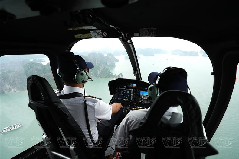 Los turistas pueden contemplar la Bahía de Lan Ha en el helicóptero Bell 505, con el recorrido aéreo de la Compañía de Helicóptero del Norte (dependiente de la corporación Vietnam Helicopter)